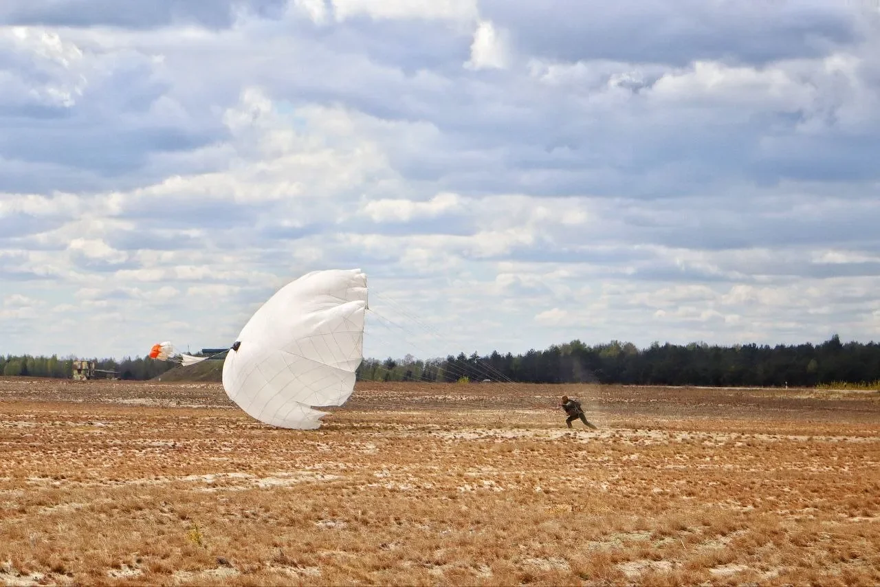 Брестские десантники прыгнули с парашютом — вот как это выглядело