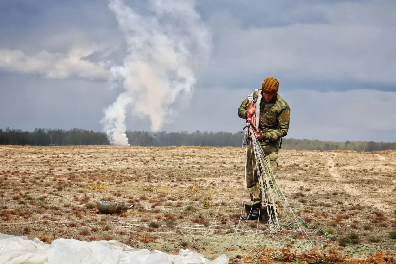 Брестские десантники прыгнули с парашютом — вот как это выглядело