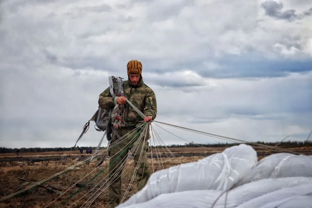 Брестские десантники прыгнули с парашютом — вот как это выглядело