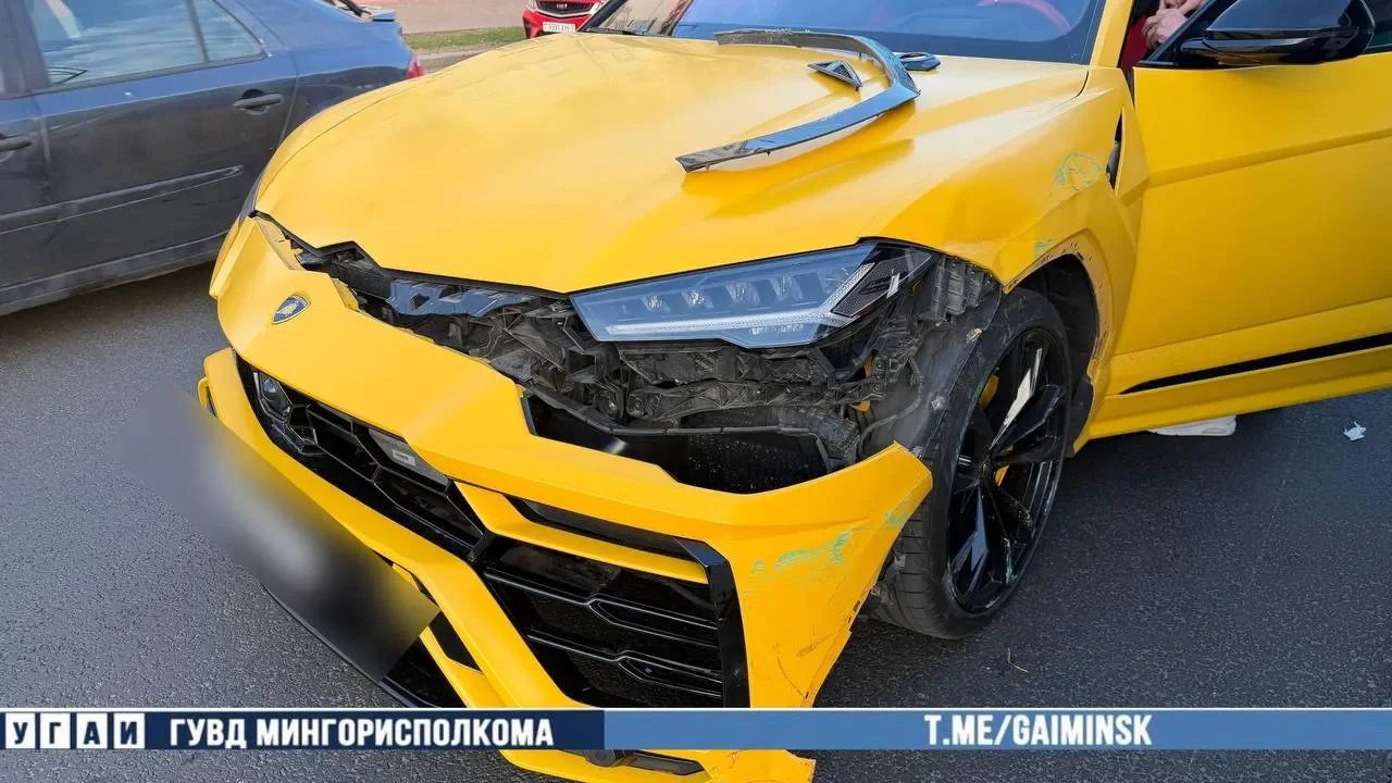 В Минске Lamborghini столкнулся с трамваем: вот видео, как это произошло