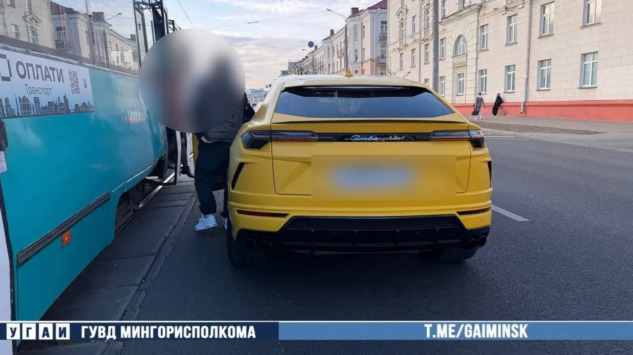 В Минске Lamborghini столкнулся с трамваем: вот видео, как это произошло