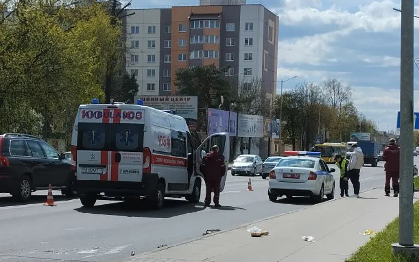 Пешеход попал под машину скорой помощи в Барановичах