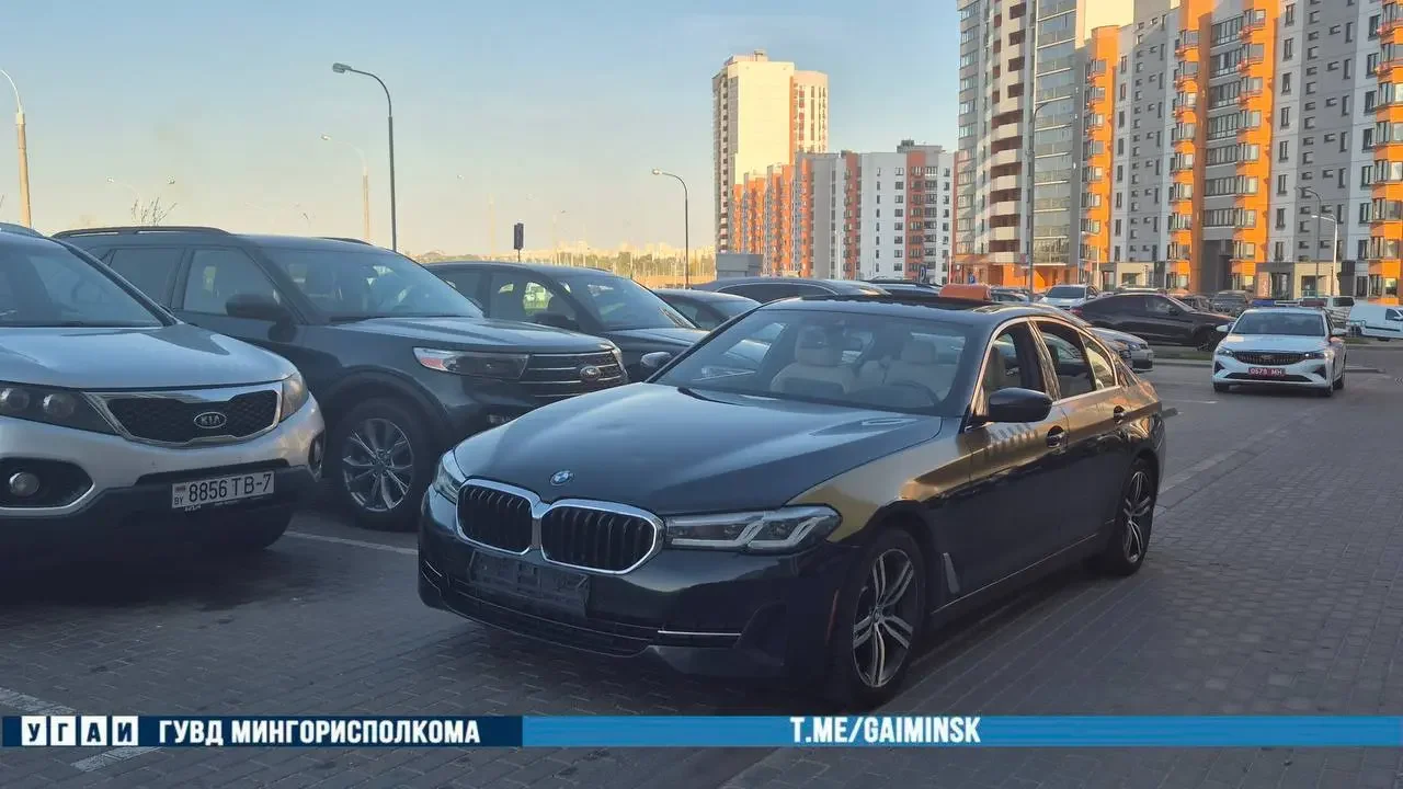 Девочка выбежала из-за припаркованных машин — и попала под колёса BMW
