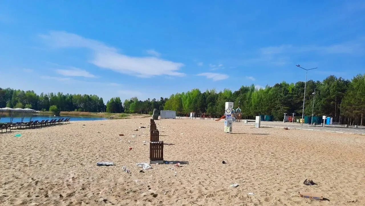 Мусор на «Брестском море»: коммунальники навели порядок, но проблема не уходит