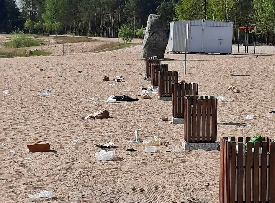 Мусор на «Брестском море»: коммунальники навели порядок, но проблема не уходит
