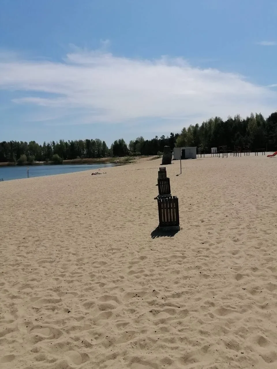 Мусор на «Брестском море»: коммунальники навели порядок, но проблема не уходит