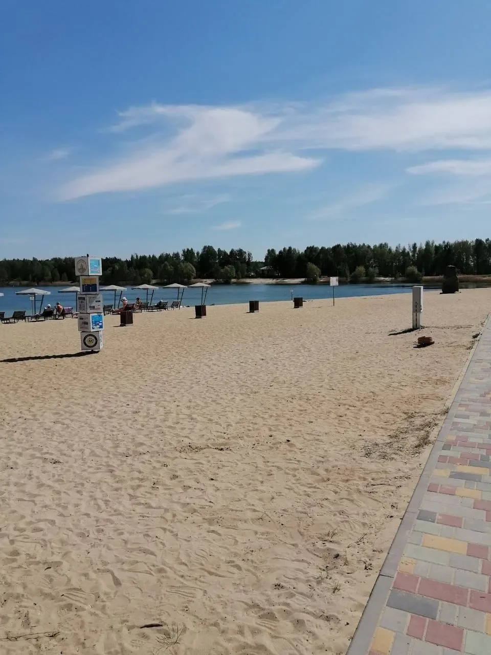 Мусор на «Брестском море»: коммунальники навели порядок, но проблема не уходит