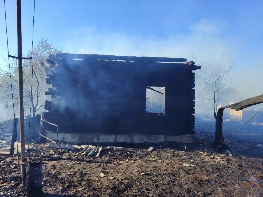 В Лунинецком районе огонь уничтожил дом и пять хозяйственных построек