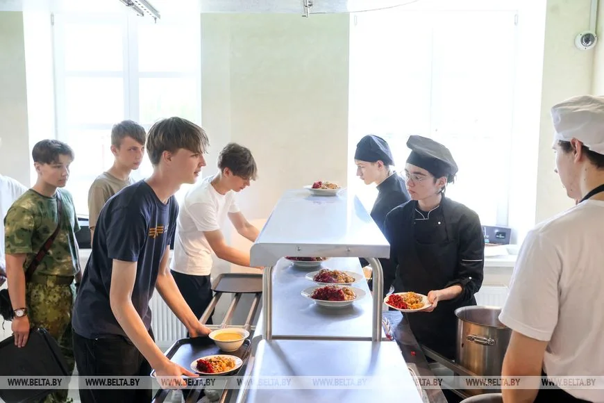 Супчик с мясом и блинчики: чем кормят детей в патриотическом центре в Бресте