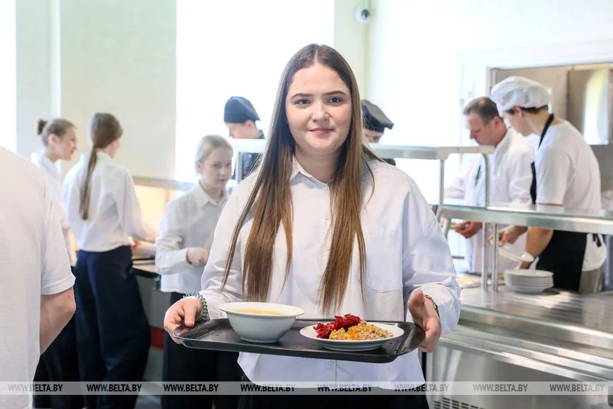 Супчик с мясом и блинчики: чем кормят детей в патриотическом центре в Бресте