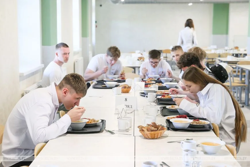 Супчик с мясом и блинчики: чем кормят детей в патриотическом центре в Бресте