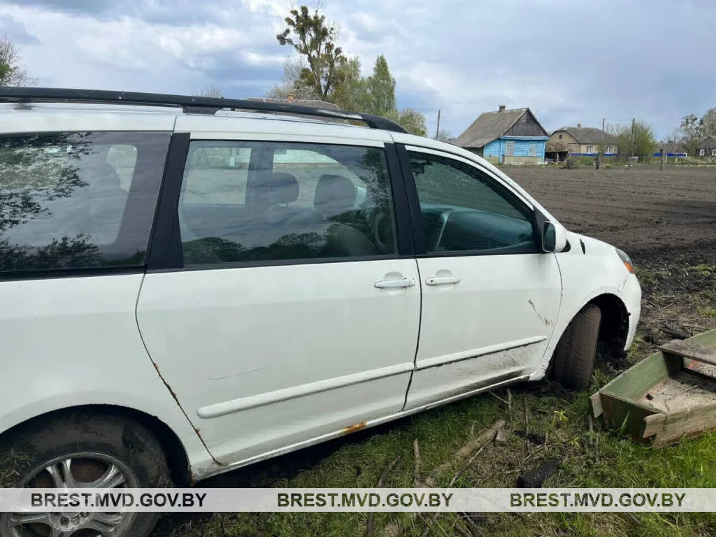 В Столинском районе 19-летний угонщик бросил машину, когда отвалилось колесо — и угнал следующую