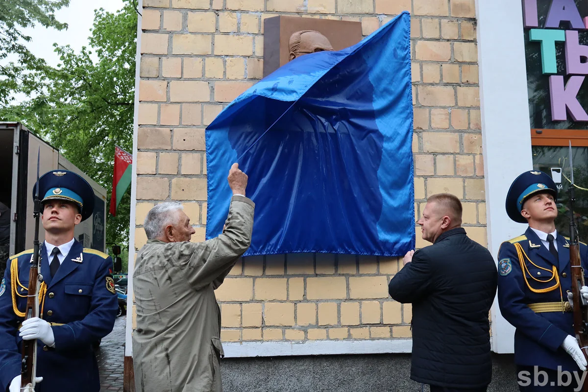 На улице Пушкинской в Бресте открыли мемориальную доску — кем был этот человек