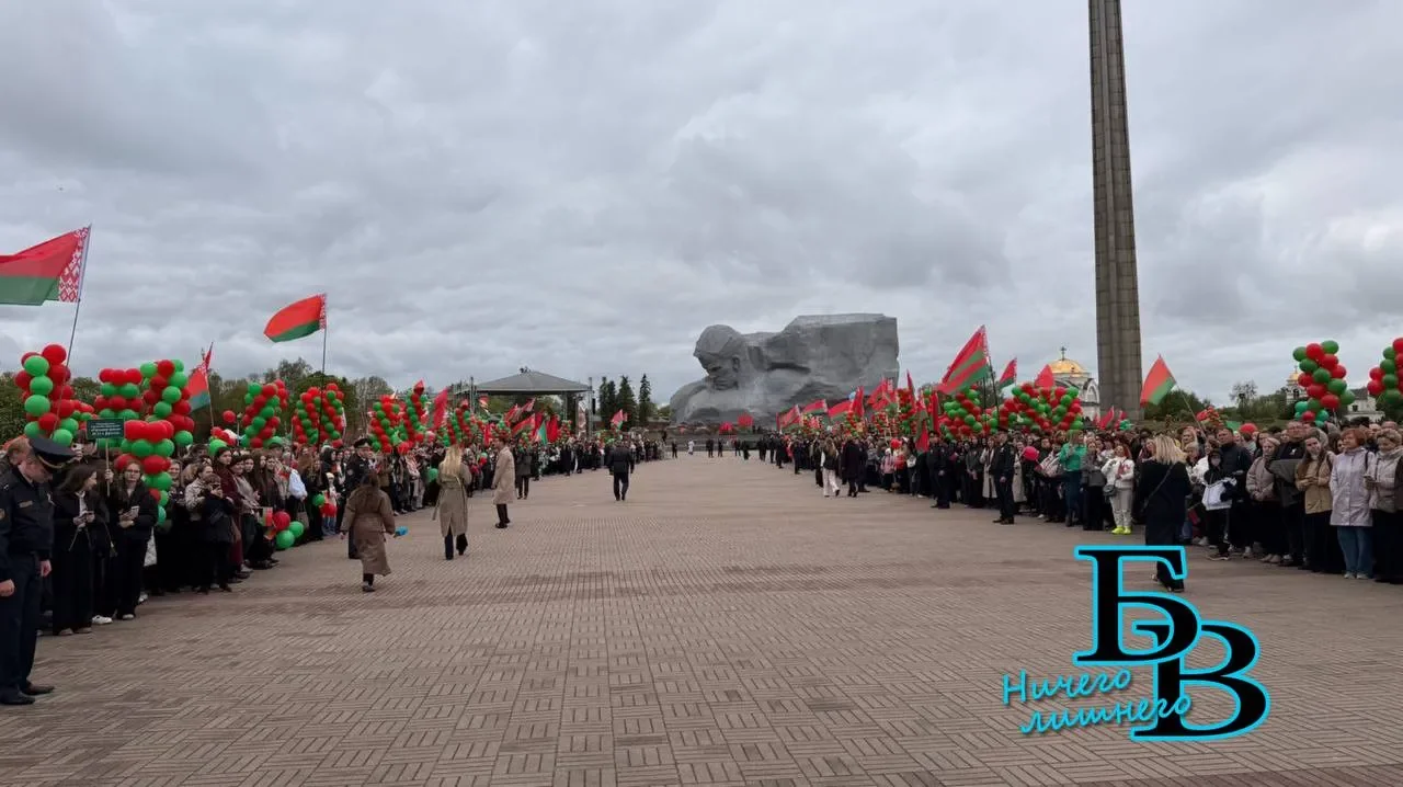 Брестская крепость озарилась салютом в честь 9 Мая
