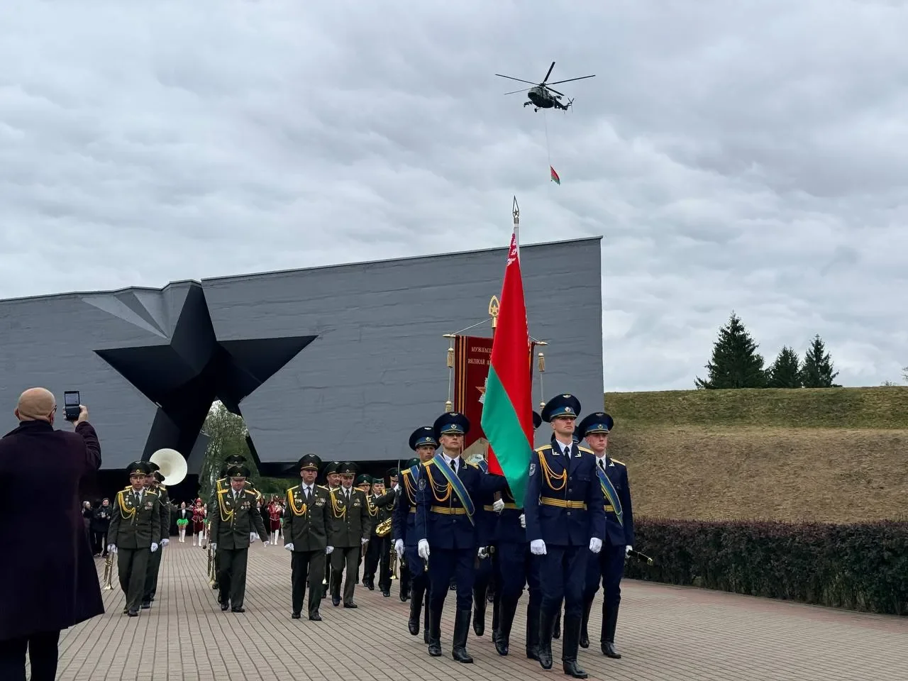 Брестская крепость озарилась салютом в честь 9 Мая