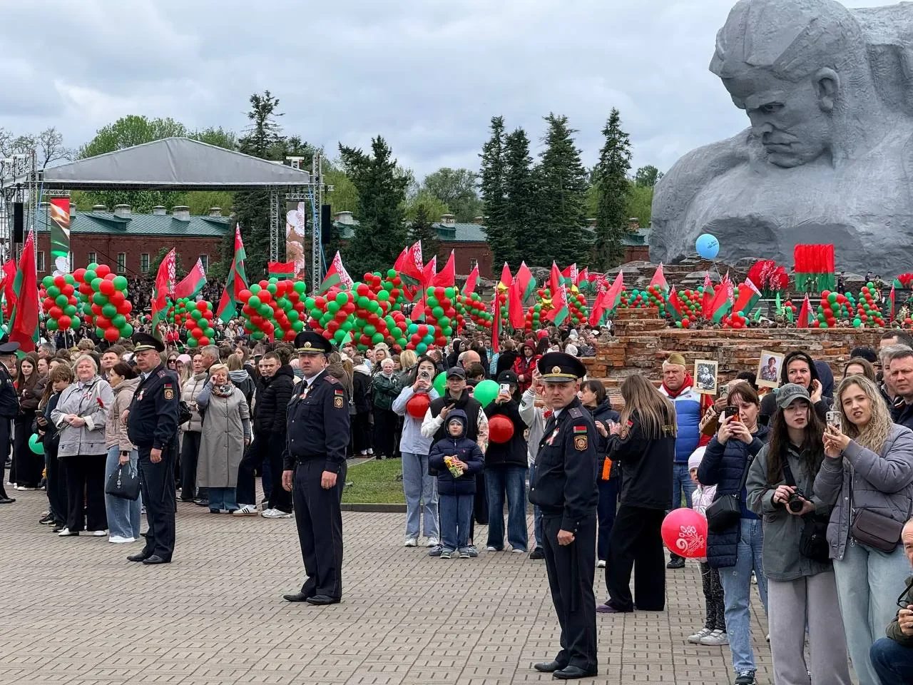 Брестская крепость озарилась салютом в честь 9 Мая