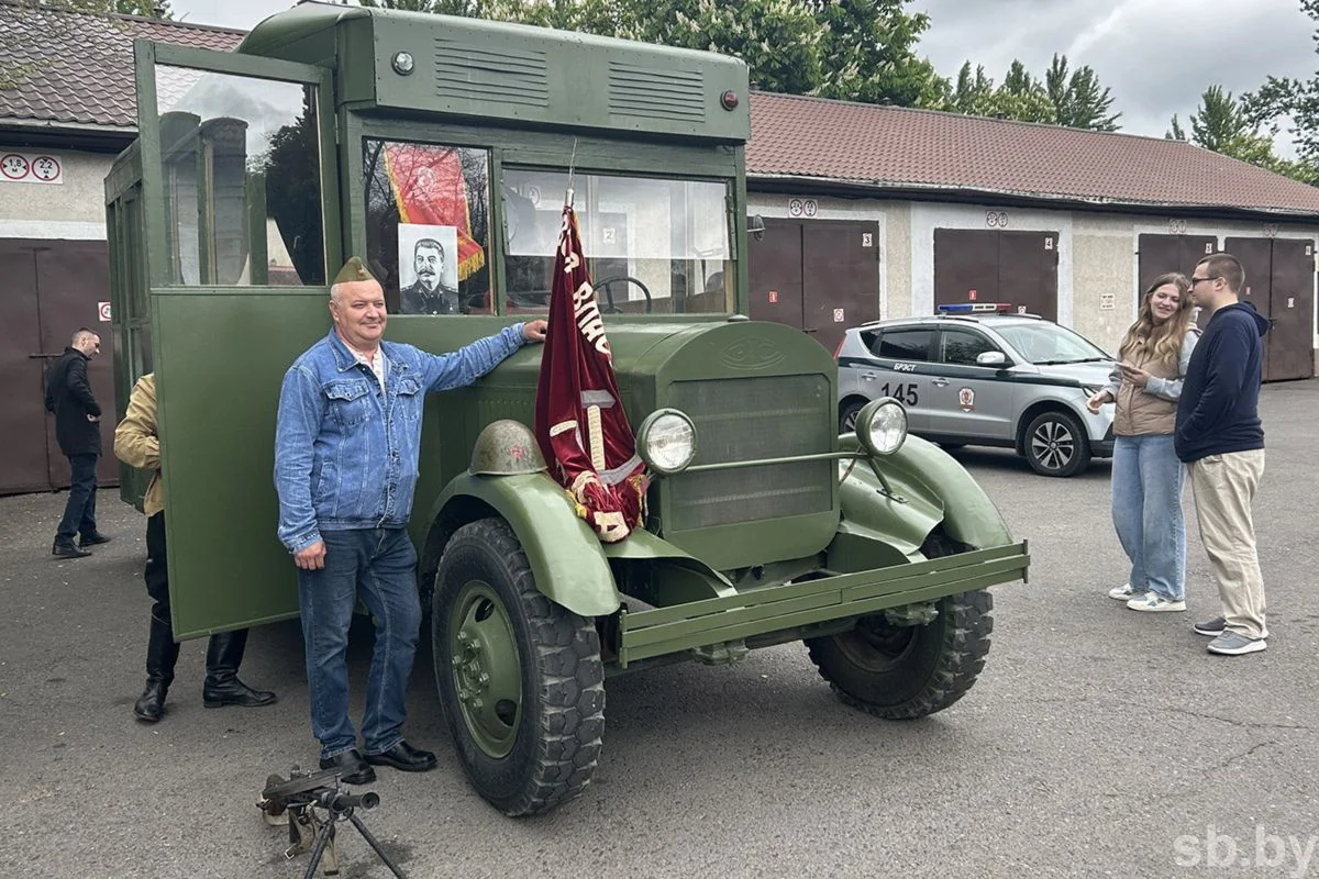 В Бресте на 9 Мая показали раритетный автобус — когда-то он стоял в Брестской крепости