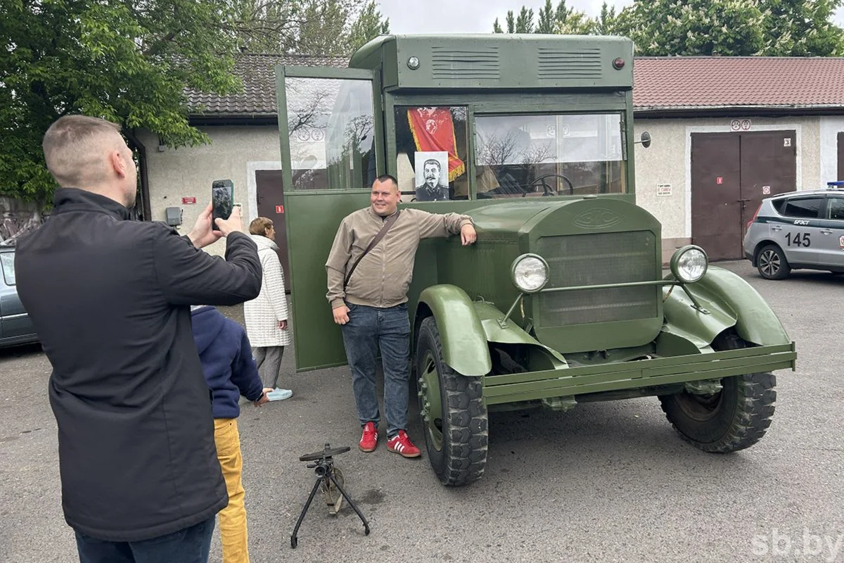 В Бресте на 9 Мая показали раритетный автобус — когда-то он стоял в Брестской крепости