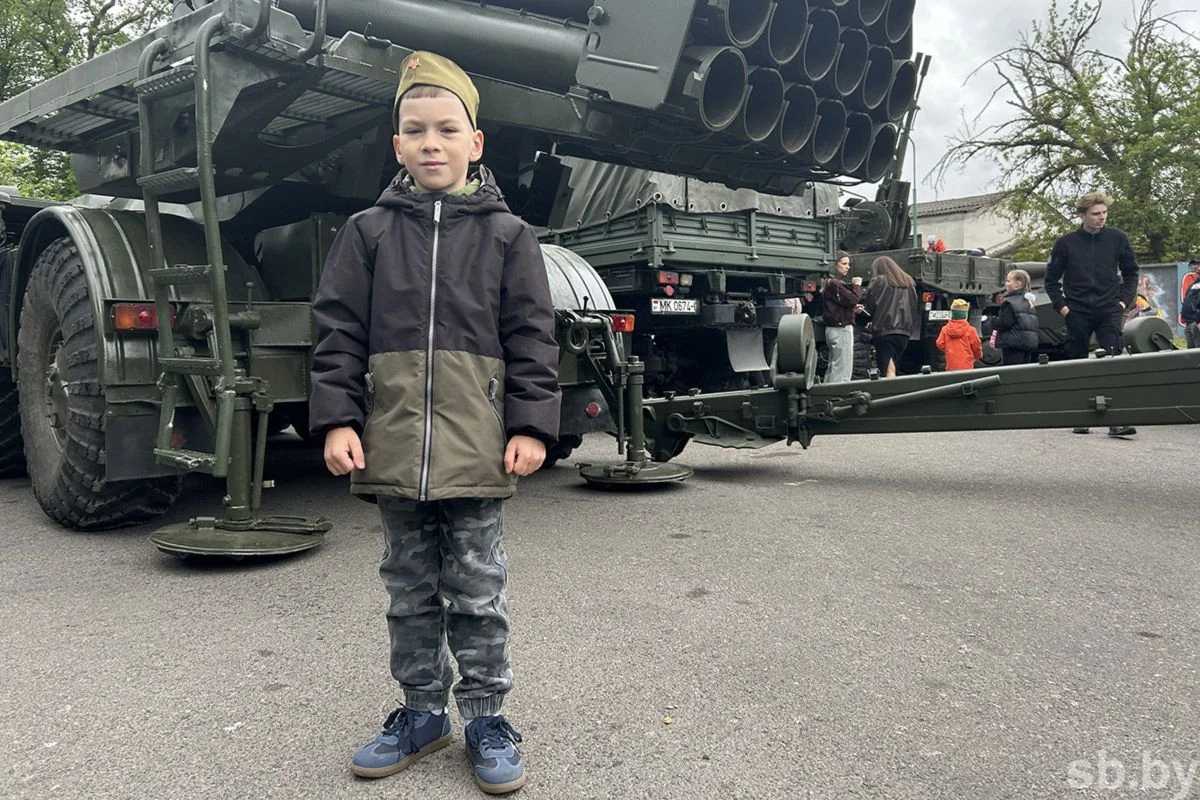 В Бресте на 9 Мая показали раритетный автобус — когда-то он стоял в Брестской крепости