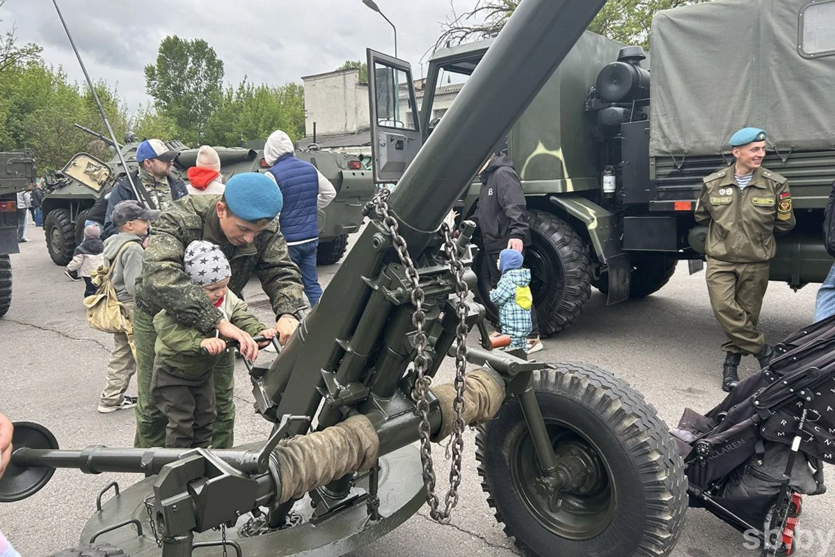 В Бресте на 9 Мая показали раритетный автобус — когда-то он стоял в Брестской крепости