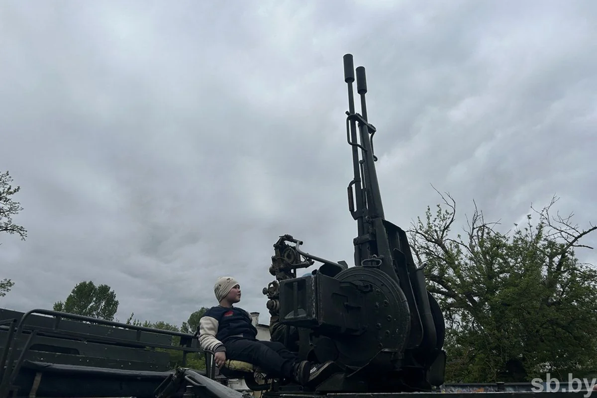 В Бресте на 9 Мая показали раритетный автобус — когда-то он стоял в Брестской крепости