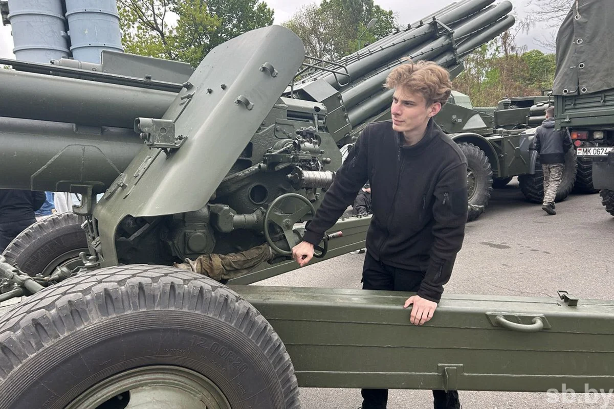 В Бресте на 9 Мая показали раритетный автобус — когда-то он стоял в Брестской крепости