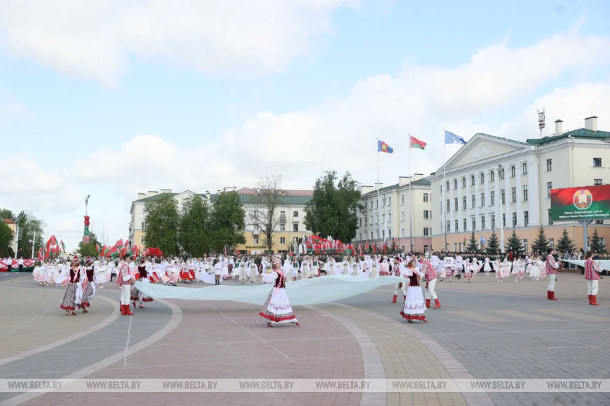 В Бресте 150 человек пронесли 100-метровый флаг Беларуси — праздник на площади Ленина