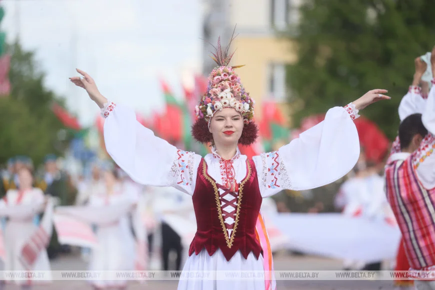 В Бресте 150 человек пронесли 100-метровый флаг Беларуси — праздник на площади Ленина