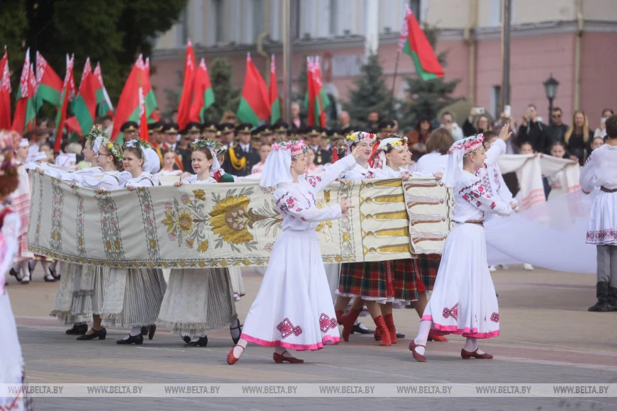 В Бресте 150 человек пронесли 100-метровый флаг Беларуси — праздник на площади Ленина