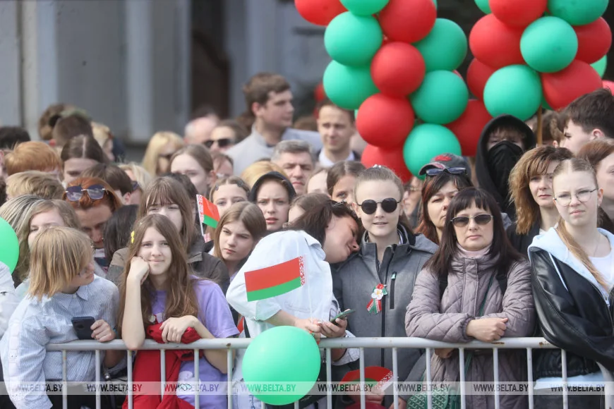 В Бресте 150 человек пронесли 100-метровый флаг Беларуси — праздник на площади Ленина