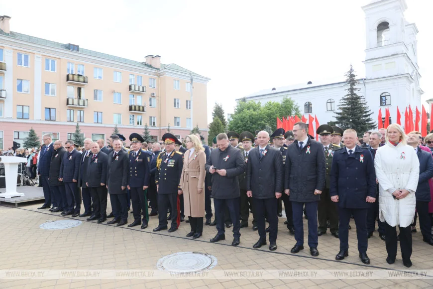 В Бресте 150 человек пронесли 100-метровый флаг Беларуси — праздник на площади Ленина