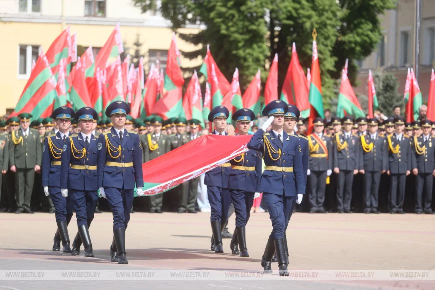 В Бресте 150 человек пронесли 100-метровый флаг Беларуси — праздник на площади Ленина