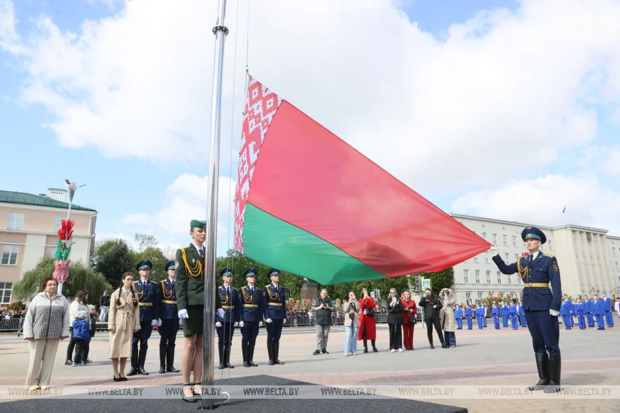 В Бресте 150 человек пронесли 100-метровый флаг Беларуси — праздник на площади Ленина
