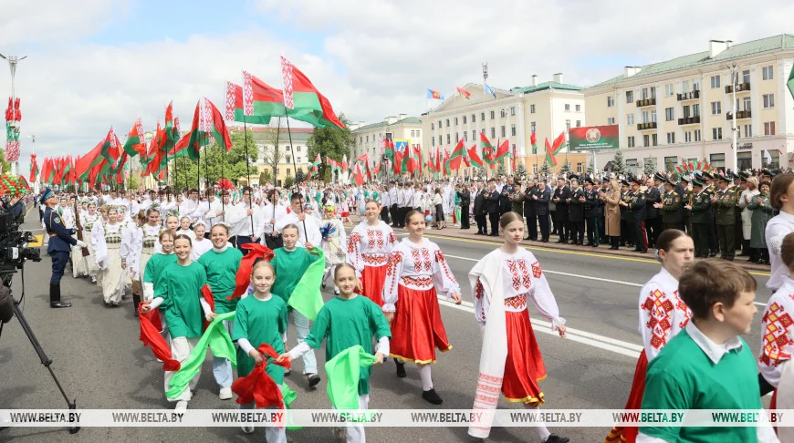 В Бресте 150 человек пронесли 100-метровый флаг Беларуси — праздник на площади Ленина