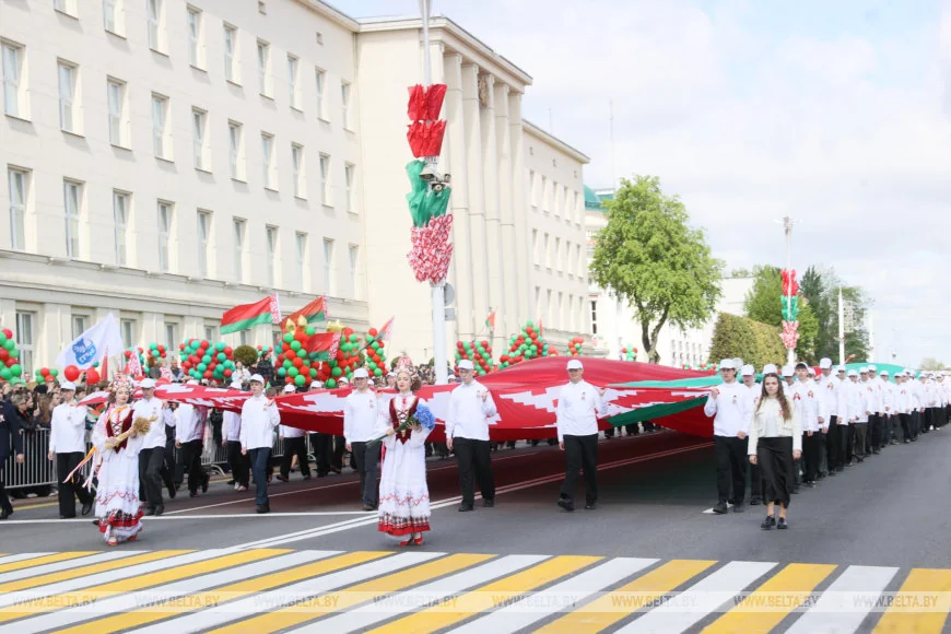 В Бресте 150 человек пронесли 100-метровый флаг Беларуси — праздник на площади Ленина