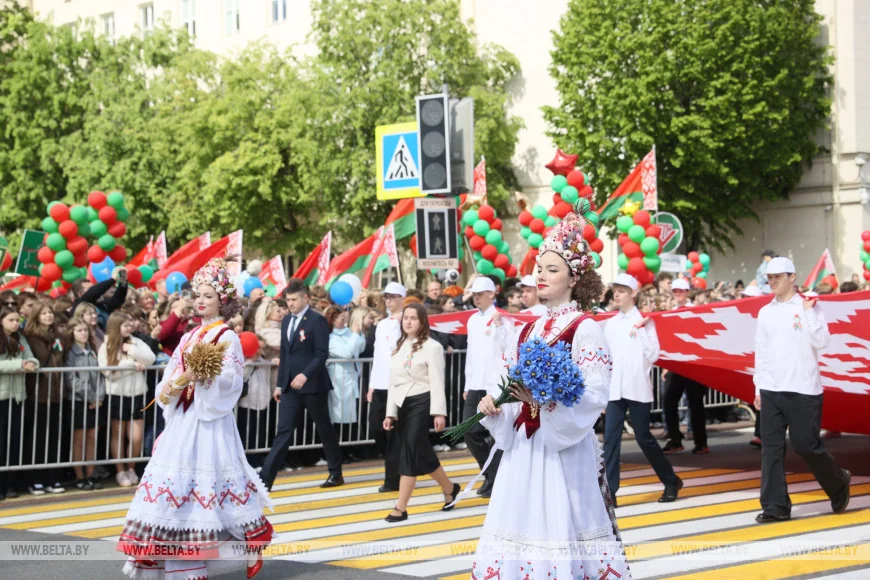 В Бресте 150 человек пронесли 100-метровый флаг Беларуси — праздник на площади Ленина