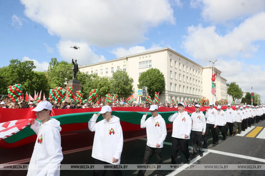 В Бресте 150 человек пронесли 100-метровый флаг Беларуси — праздник на площади Ленина