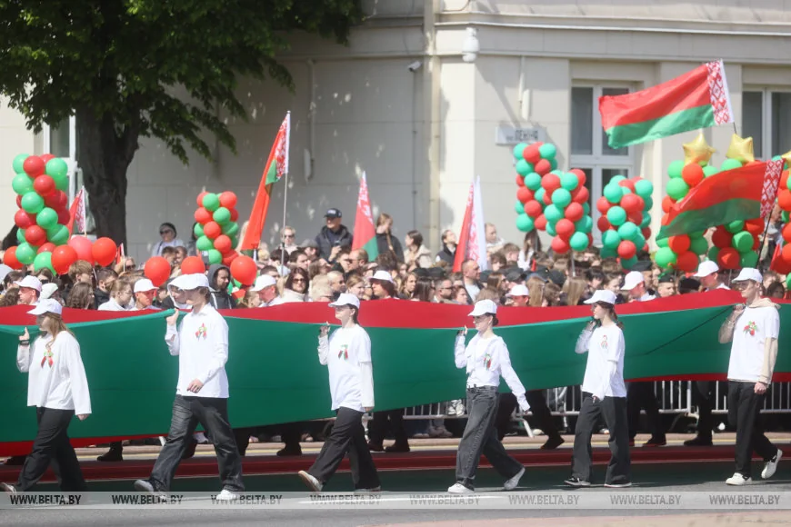В Бресте 150 человек пронесли 100-метровый флаг Беларуси — праздник на площади Ленина