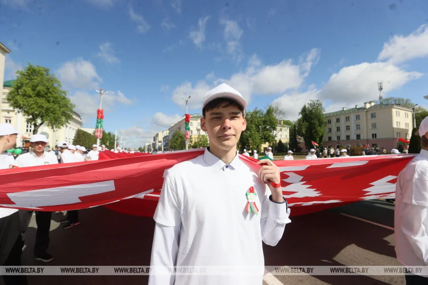 В Бресте 150 человек пронесли 100-метровый флаг Беларуси — праздник на площади Ленина