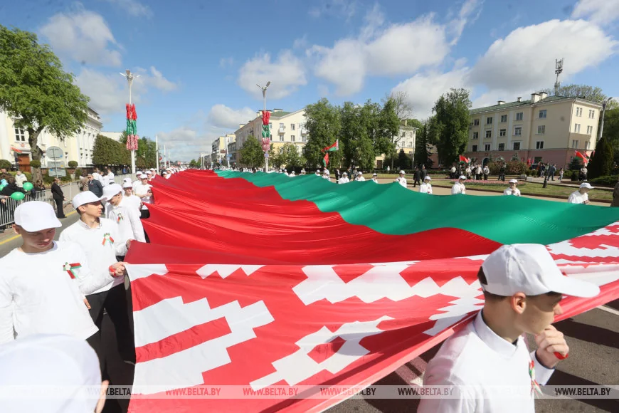 В Бресте 150 человек пронесли 100-метровый флаг Беларуси — праздник на площади Ленина