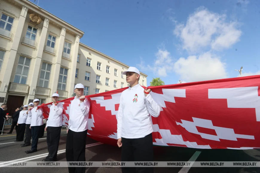 В Бресте 150 человек пронесли 100-метровый флаг Беларуси — праздник на площади Ленина