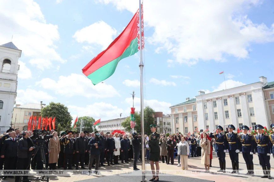В Бресте 150 человек пронесли 100-метровый флаг Беларуси — праздник на площади Ленина