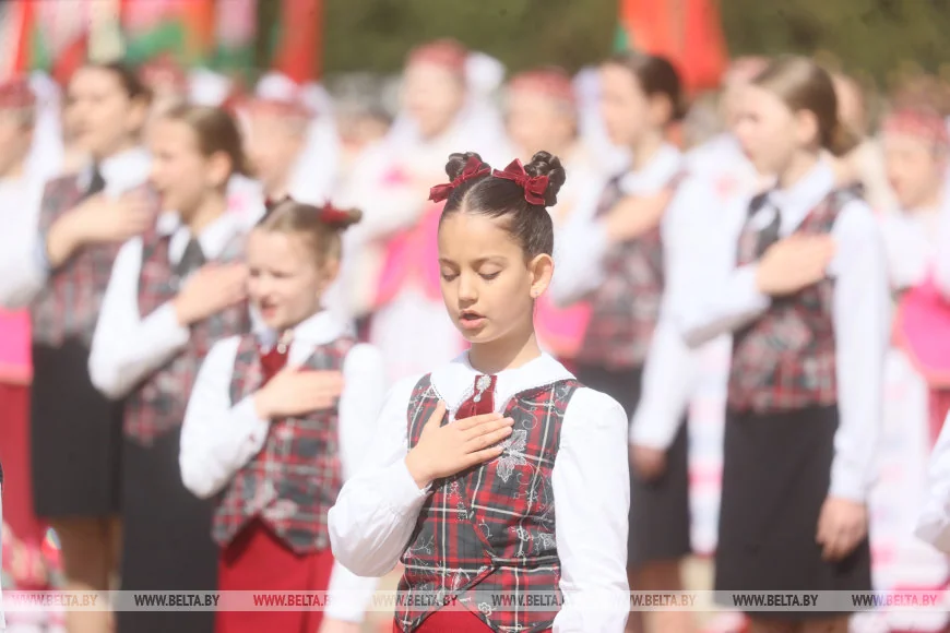 В Бресте 150 человек пронесли 100-метровый флаг Беларуси — праздник на площади Ленина