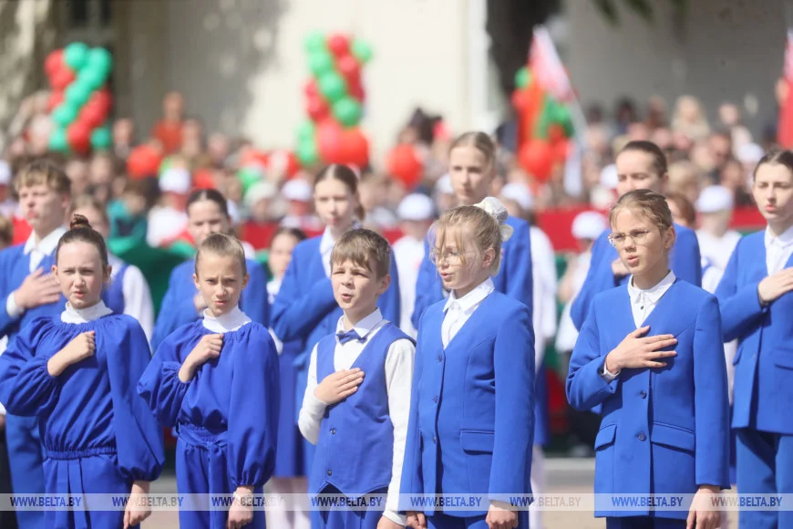 В Бресте 150 человек пронесли 100-метровый флаг Беларуси — праздник на площади Ленина