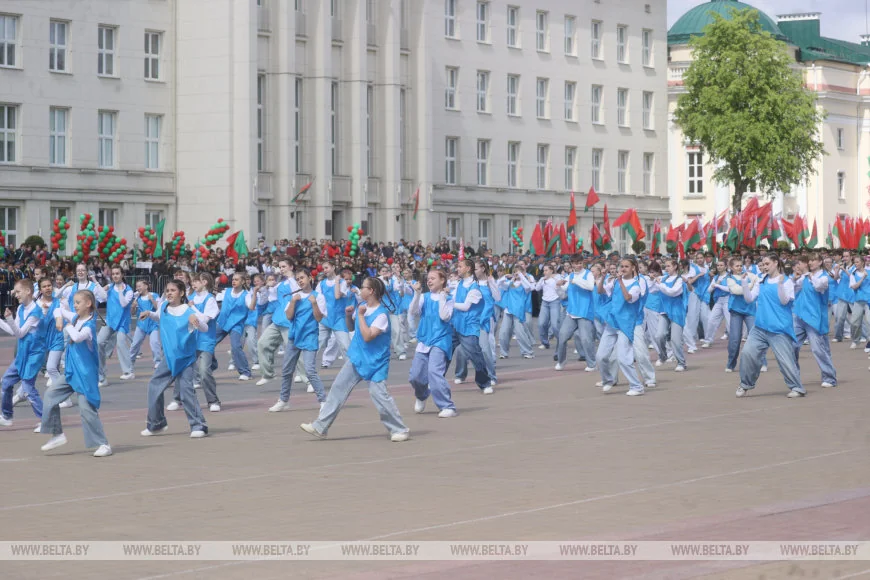 В Бресте 150 человек пронесли 100-метровый флаг Беларуси — праздник на площади Ленина