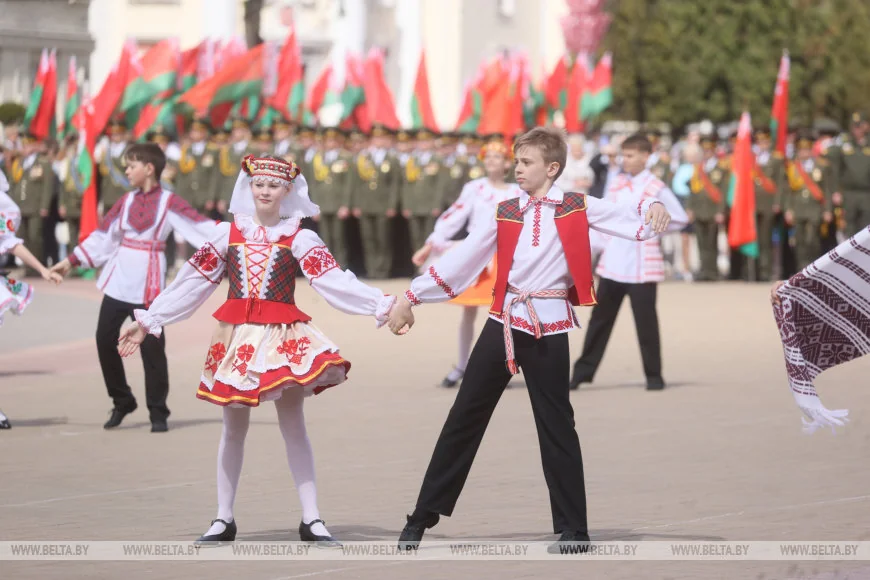 В Бресте 150 человек пронесли 100-метровый флаг Беларуси — праздник на площади Ленина