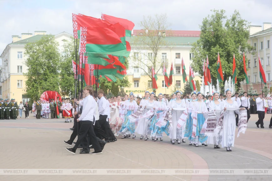 В Бресте 150 человек пронесли 100-метровый флаг Беларуси — праздник на площади Ленина