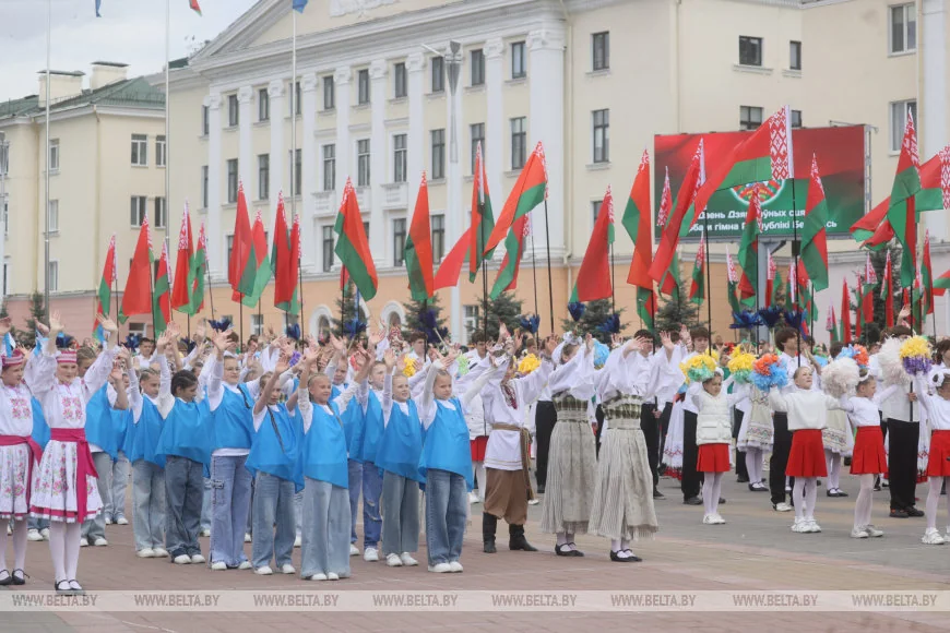 В Бресте 150 человек пронесли 100-метровый флаг Беларуси — праздник на площади Ленина