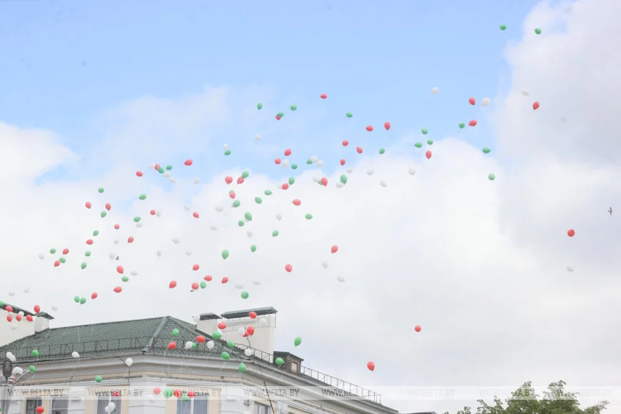 В Бресте 150 человек пронесли 100-метровый флаг Беларуси — праздник на площади Ленина