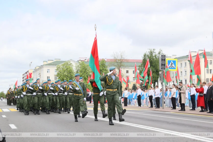 В Бресте 150 человек пронесли 100-метровый флаг Беларуси — праздник на площади Ленина